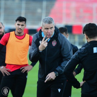 Juan Carlos Garrido, el técnico que ha jugado la Champions en tres continentes y está a un paso de otra final en Argelia