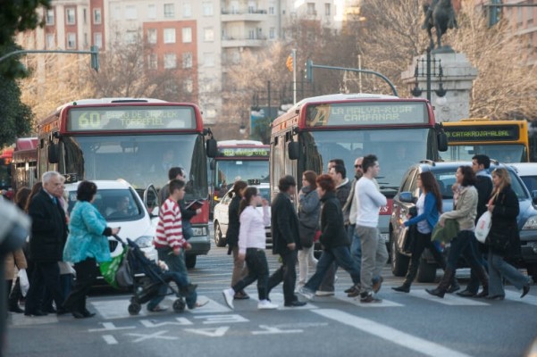 La Eurocámara aprueba endurecer las normas de emisiones para camiones y autobuses
