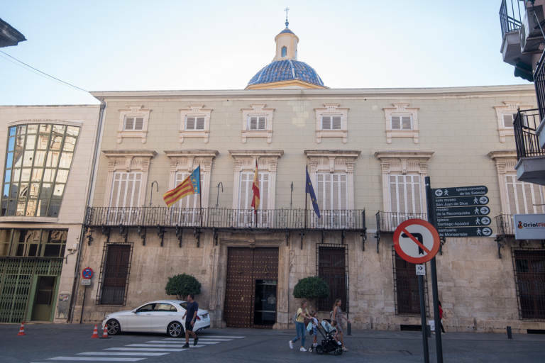Antifraude investiga la instalación en Orihuela de más de 50 vallas y tótems ilegales