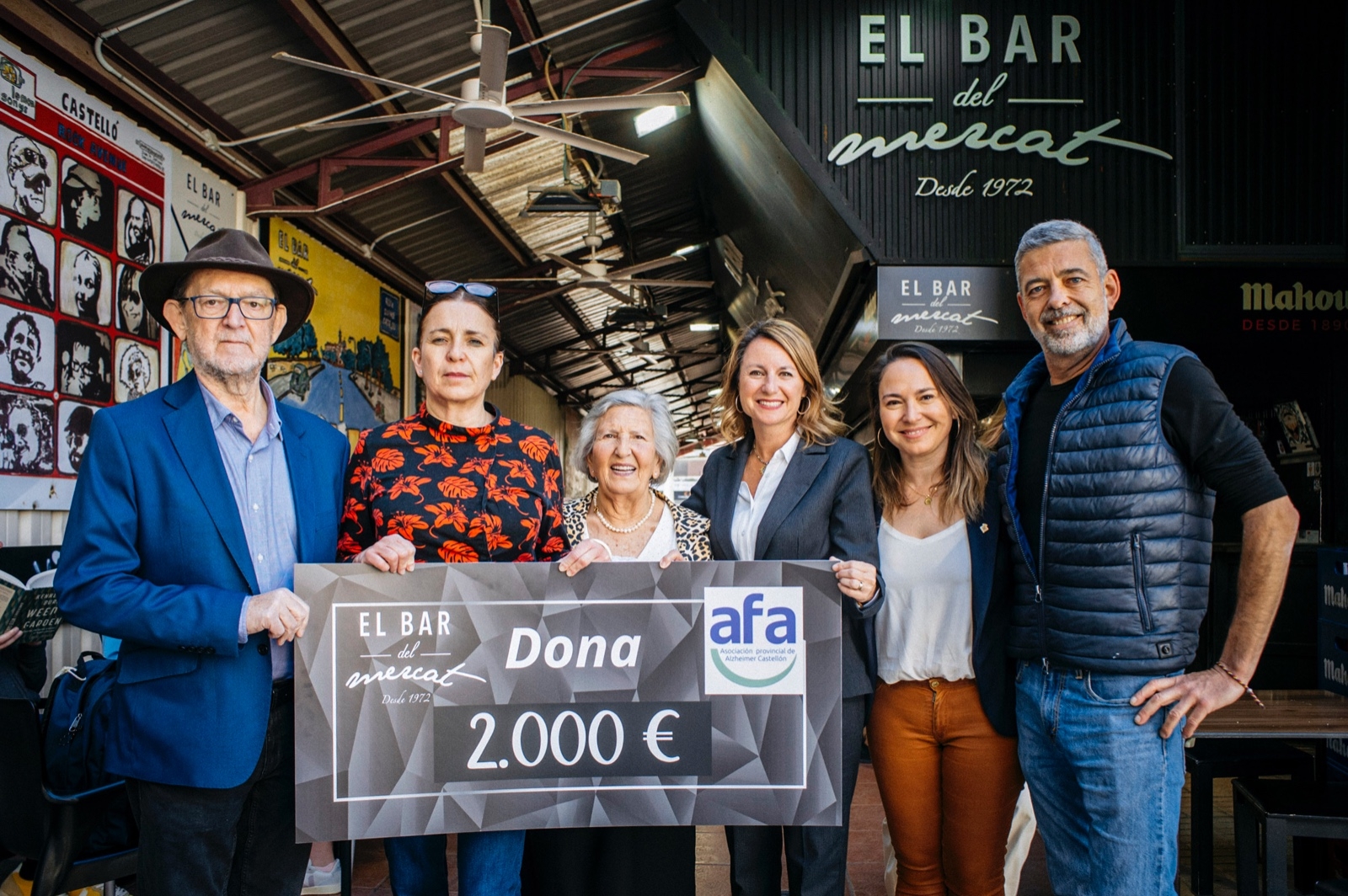 Castelló y el Bar del Mercat entregan un cheque solidario a Asociación de Familiares de Alzheimer