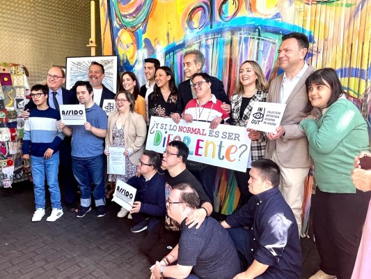 El restaurante 'Esmayao' de Blanca estrena dos murales realizados por artistas de Assido