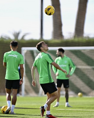 El Elche prepara la visita al Zaragoza con todos sus efectivos salvo Óscar Plano
