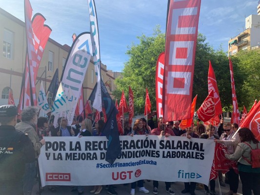 Trabajadores de la banca reclaman mejoras salariales en Alicante 