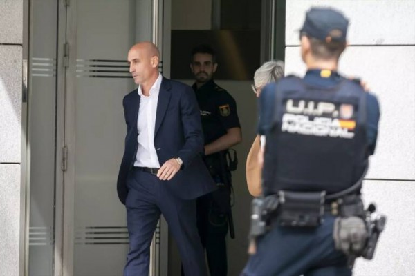 La jueza cita como investigado a Rubiales el 29 de abril por los contratos de la RFEF
