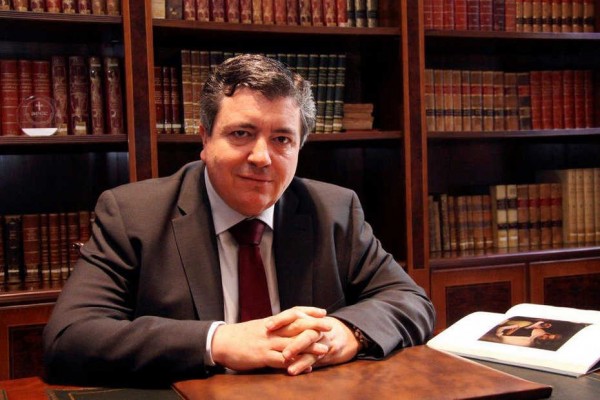 El decano de los notarios valencianos pide cambiar la norma para poder actuar en juntas de vecinos