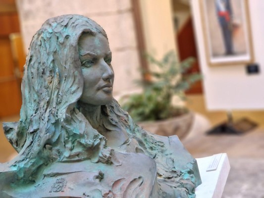 El Ayuntamiento de València presenta una exposición sobre la familia real con esculturas 
