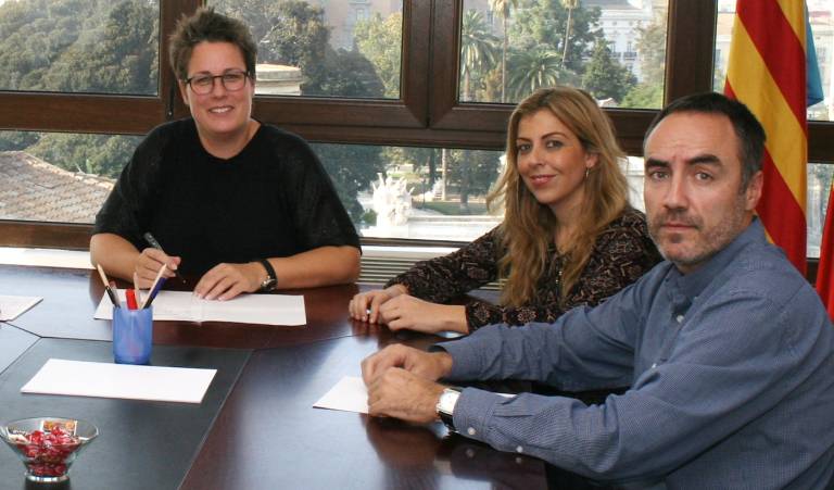 María José Mira, directora general del Servef, con su equipo del servicio valenciano de empleo - 