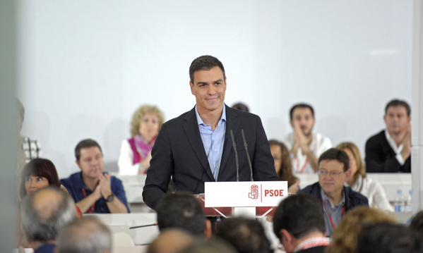Ximo Puig, tras el secretario general del PSPV Pedro Sánchez, durante el Comité Federal - 