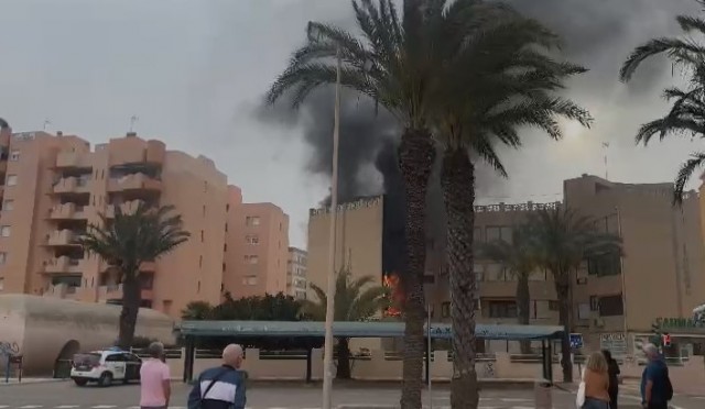 Rescatadas dos personas de un incendio en un edificio de cuatro plantas junto a la Plaza Bohemia en La Manga 