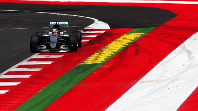 Hamilton se alía con la lluvia para salir de la 'pole' en Austria
