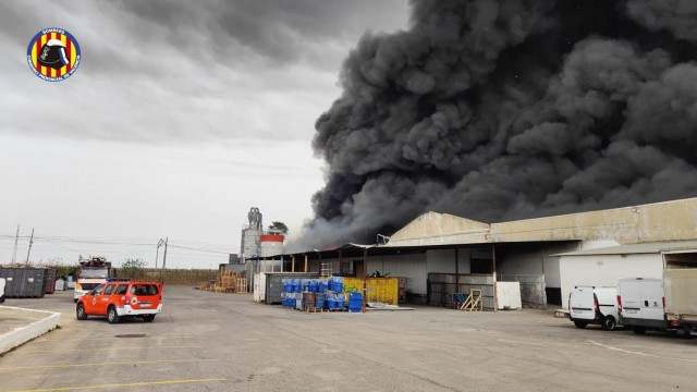 Un incendio destruye varias naves de la empresa de electrodomésticos Cecotec