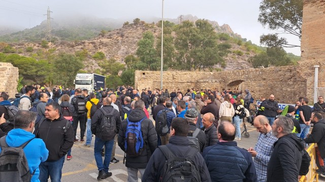 Trabajadores de Navantia bloquean los accesos a la factoría en Cartagena al reclamar más trabajadores y la firma del nuevo convenio