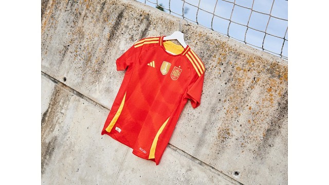 España estrena nueva equipación buscando 