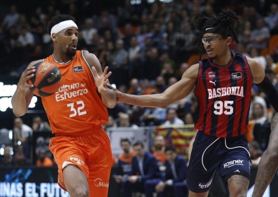 Valencia disfruta ante Baskonia pese a Howard y se resarce en el debut de Albert