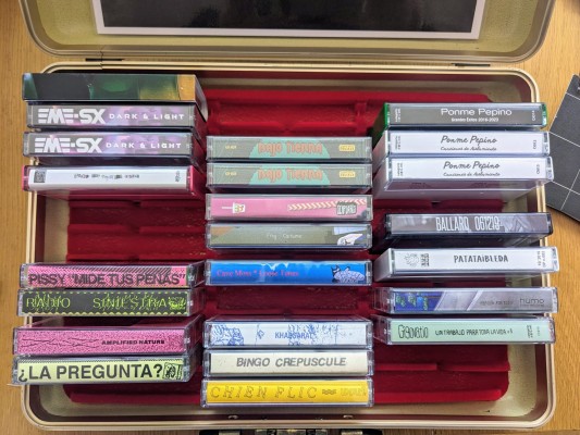 Una maleta llena de música para demostrar que el casete sigue vivo