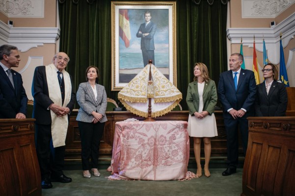 La Real Cofradía del Lledó presenta el manto del Centenario en el Ayuntamiento de Castelló
