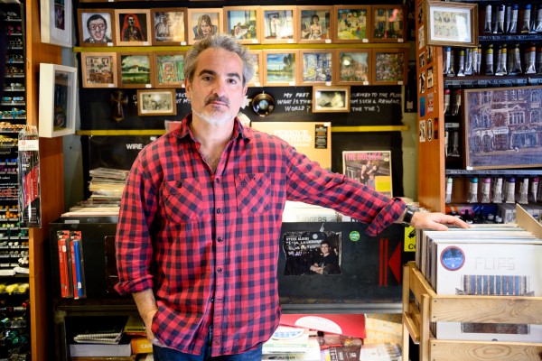 Marcos y la tienda más ‘random’ de Valencia, que nació de un ERE en la banca
