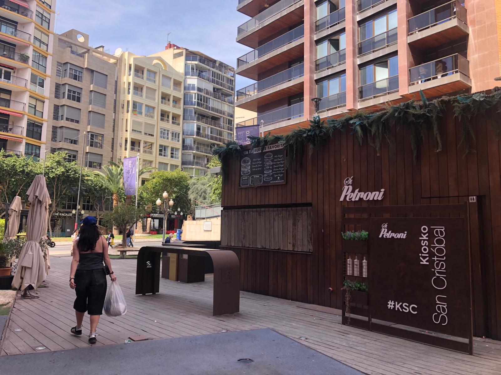 El quiosco municipal de uso hostelero situado en la Plaza de San Cristóbal de Alicante. - 