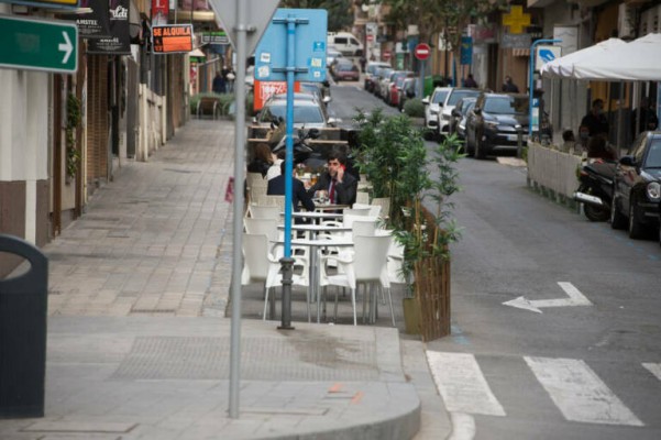 El PP de Alicante se planta ante la izquierda y permitirá situar terrazas en zona de aparcamiento