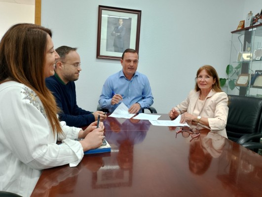 L'Ajuntament de Peníscola renova un any més el compromís amb l'associació local contra el càncer
