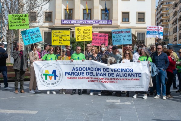 Los vecinos exigen la obra completa de la Variante de Torrellano para liberar el litoral sur de Alicante