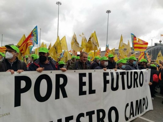 El Gobierno y Unión de Uniones firman el plan de medidas contra la crisis del campo
