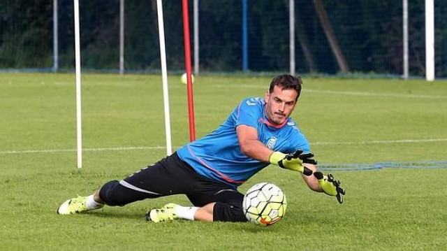 El guardameta Esteban renueva con el Oviedo un año más