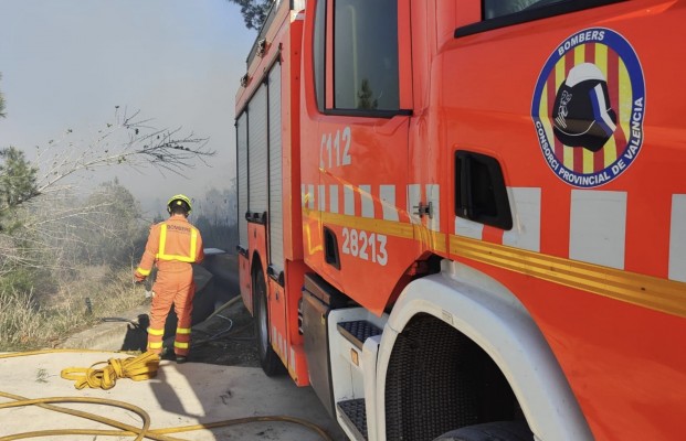 Controlado el incendio de cañar en el Parque Natural del Turia en Vilamarxant