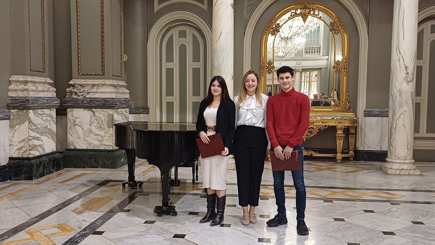 Lluc Osca Ribera i María José Járrega reben els premis-beca José Iturbi 