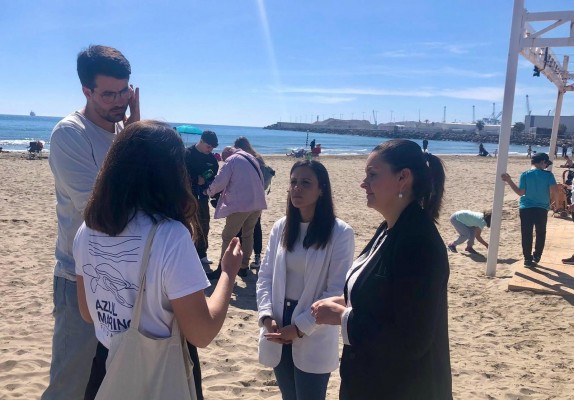Castelló y Azul Marino promueven el cuidado del mar con una limpieza de la playa del Pinar 