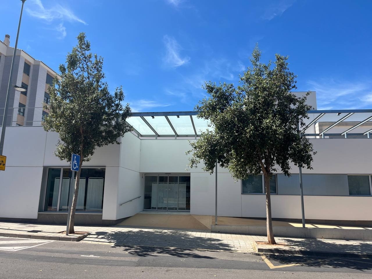 Compromís denuncia que el PP certifica que no habrá Urgencias en el Raval Universitari al retirar el cartel