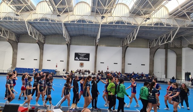 El Pitiu Rochel acoge la gran fiesta del balonmano alicantino para celebrar su reinauguración