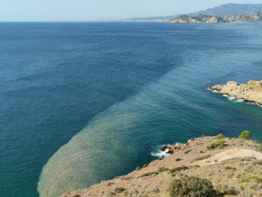 El PSOE de Benidorm acusa al PP de ocultar los análisis del agua tras el vertido en Serra Gelada