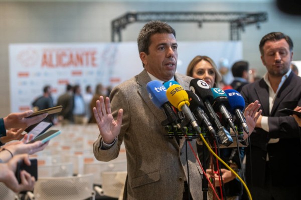 Mazón anuncia un estudio que justifique la ampliación de los aeropuertos de Alicante-Elche y Valencia