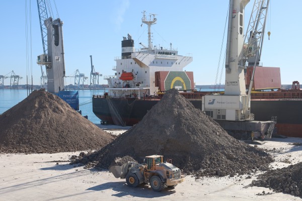 PortCastelló recibe un buque con 52.000 toneladas de arcilla de Ucrania, el primero desde la guerra