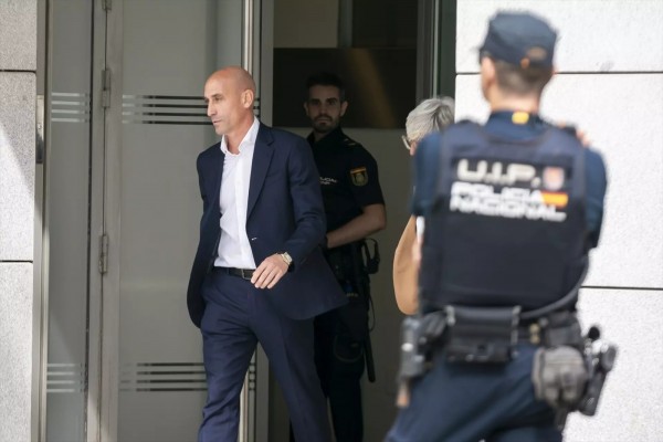 Luis Rubiales, detenido tras aterrizar en Madrid