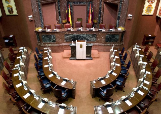 La Asamblea Regional da el primer paso para recuperar el salón de plenos
