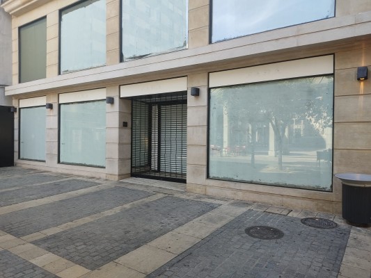 Más de dos meses del cierre de Zara: hermetismo sobre el futuro del edificio de la plaza Santa Clara