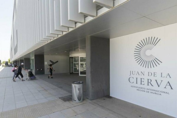 El aeropuerto de Corvera finalizará en mayo las reformas en el control de pasaportes