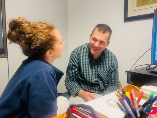 La estimulación sensorial y el trato individual son clave para el vínculo terapéutico en las personas con autismo
