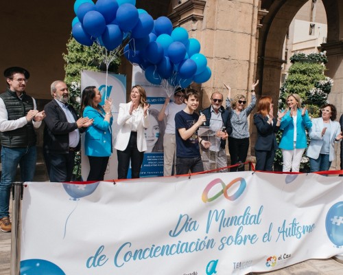 Castelló se suma al Día Mundial del Autismo con la lectura del manifiesto y la suelta de globos azules