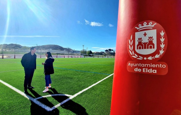 Elda completa la renovación del complejo deportivo La Sismat con nuevo césped artificial y la cafetería