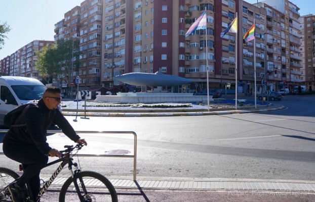 El PSOE entra en la desavenencia PP y Vox a cuenta de unas banderas por el Día Trans: 