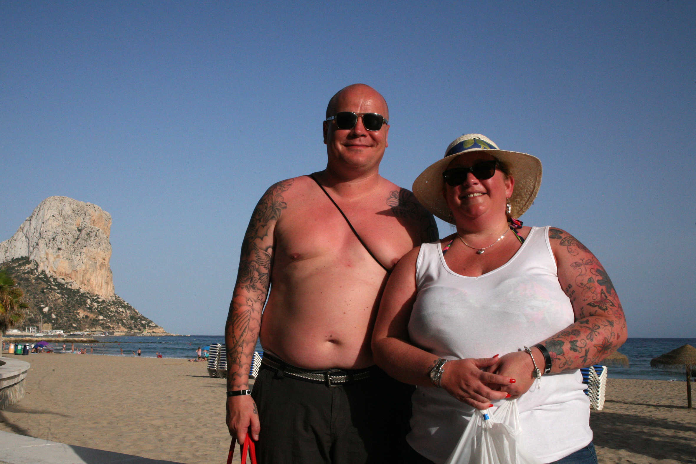 Un matrimonio de turistas británicos, a los pies del Peñón de Ifach (TINO CALVO) - 