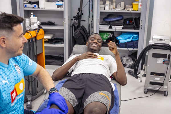 Diakhaby regresa a Valencia para continuar su recuperación
