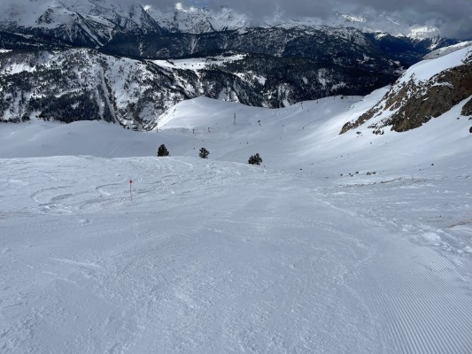 La meteorología primaveral y una alta afluencia de esquiadores protagonizan la Semana Santa en Baqueira Beret