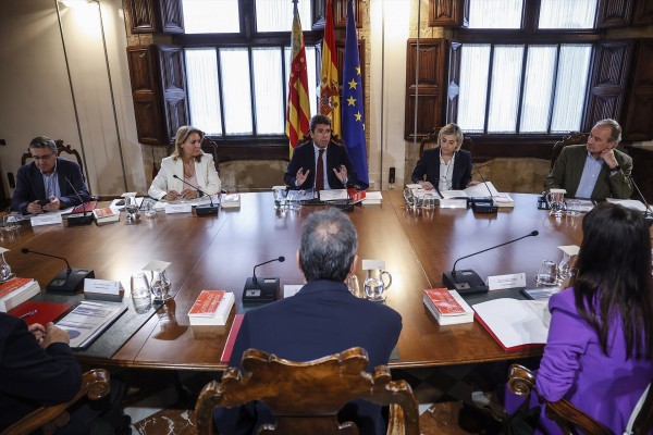 Frente a la involución, 'ací estem'