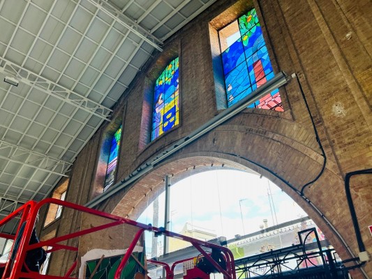 Burriana instala vidrieras en el mercado municipal reparadas tras los daños por el reventón térmico