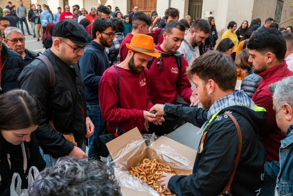 Tradición, fiesta y cultura: L'Alcora reparte 6.000 rollos en su día grande de Pascua