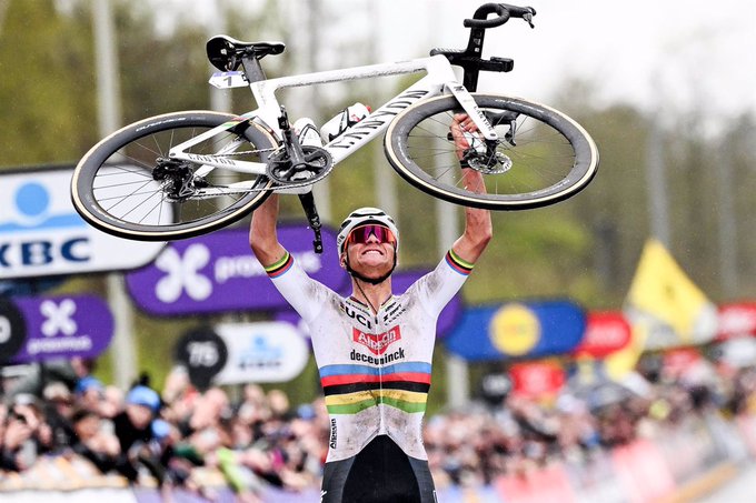Van der Poel gana su tercer Tour de Flandes con otra exhibición